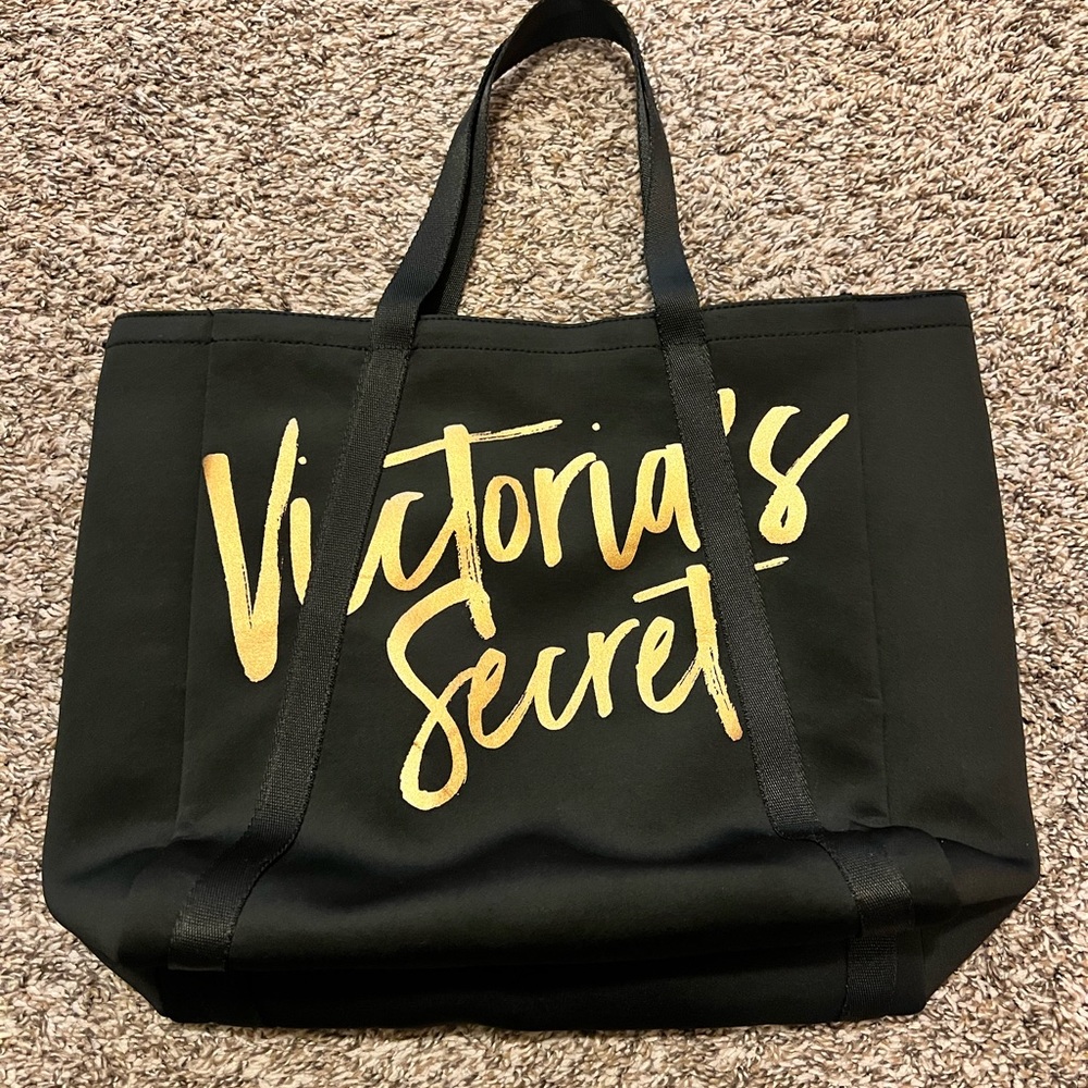 NWOT Victoria’s Secret insulated tote bag with 2 spots for wine 🍷 bottles!